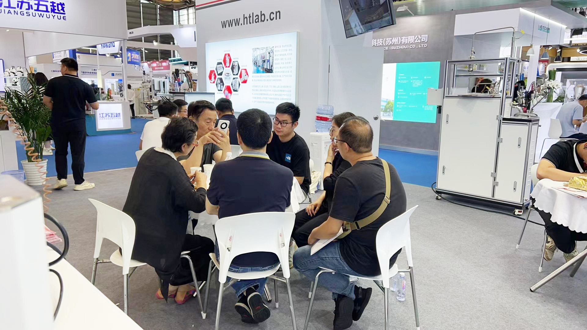 霍桐儀器技術(shù)人員與客戶(hù)面對(duì)面交流溝通